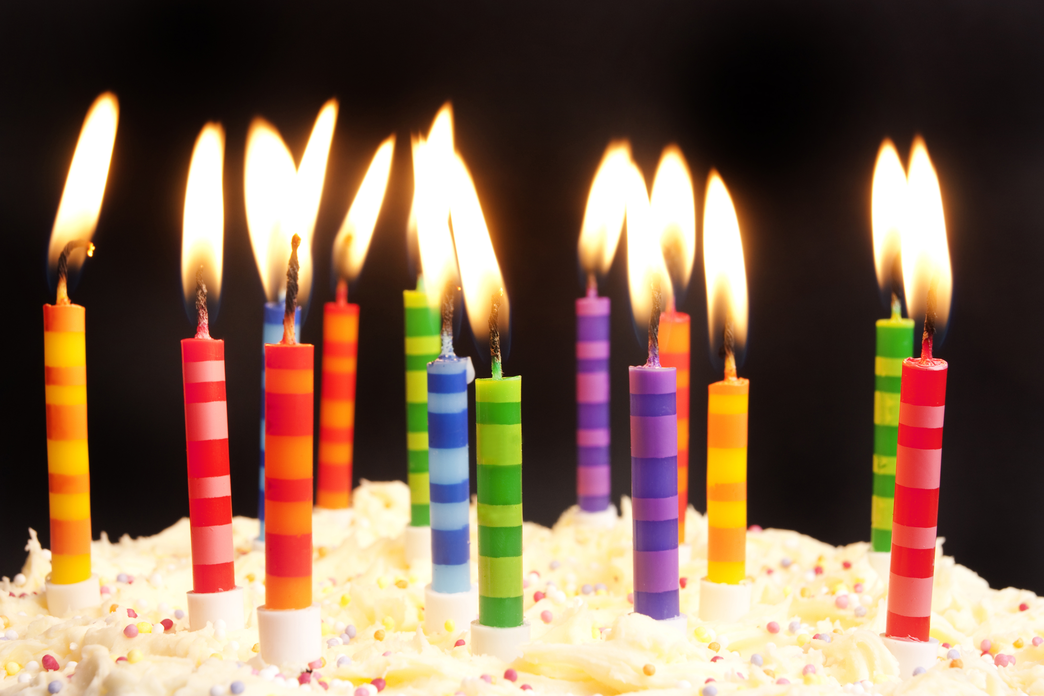 Зажгем свечи. Свечи для торта. Торт со свечками. Красивый торт со свечами. Свечки на день рождения.